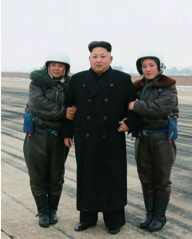 當(dāng)?shù)貢r(shí)間2015年1月24日,根據(jù)朝鮮《勞動(dòng)新聞》報(bào)道,朝鮮最高領(lǐng)導(dǎo)人金正恩觀看并指導(dǎo)了朝鮮人民軍航空以及空軍進(jìn)行戰(zhàn)斗飛行訓(xùn)練。圖中,金正恩與女飛行員握手合影,女飛行員們情緒非常激動(dòng)。