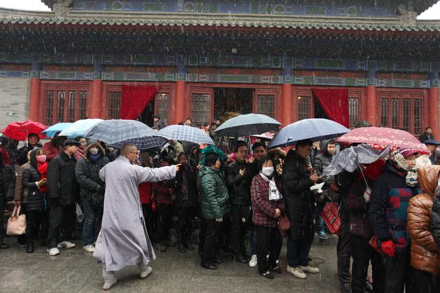 全國多地施舍免費臘八粥 西安市民冒雨領(lǐng)粥(圖)