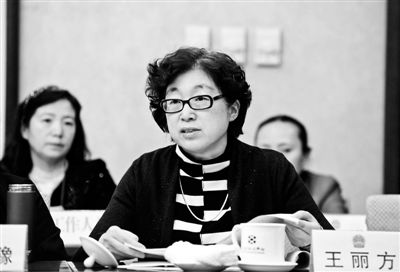 去年10月15日,中共中央總書記、國(guó)家主席、中央軍委主席習(xí)近平在北京主持召開文藝工作座談會(huì)時(shí)表示,不要搞“奇奇怪怪的建筑”。清華大學(xué)建筑學(xué)院教授王麗方在接受北青報(bào)記者專訪時(shí)表示,在我國(guó),追求資本和追求政績(jī)是奇怪建筑的根源。