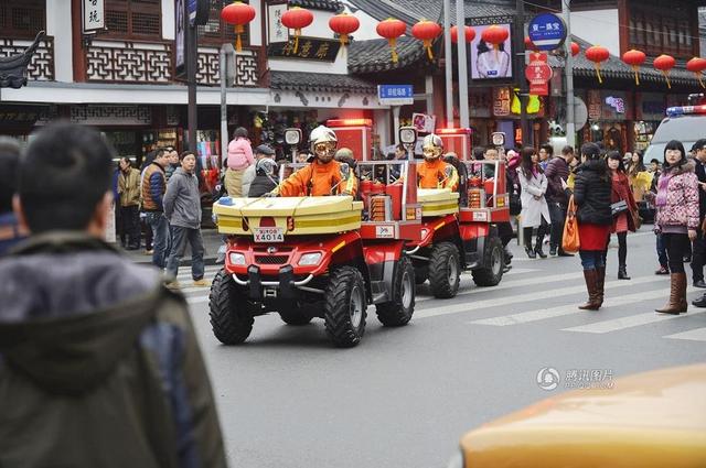 上海摩托消防車巡邏城隍廟 造型拉風引圍觀(圖)