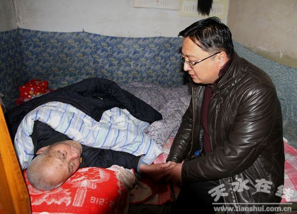 縣委常委、組織部長(zhǎng)周濟(jì)深入城區(qū)和鄉(xiāng)鎮(zhèn)開展節(jié)前走訪慰問活動(dòng).jpg