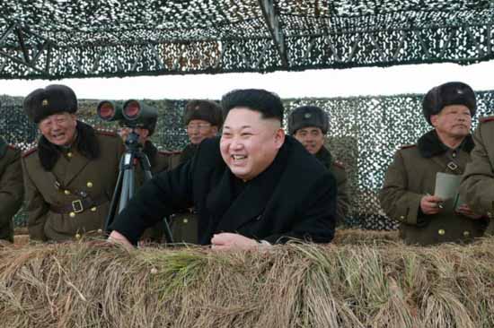 資料圖:金正恩指導(dǎo)坦克渡江訓(xùn)練。
