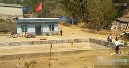 云南臨滄邊境一線所有村寨居民屋頂插上國旗