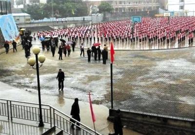 廣西“學(xué)生冒雨做操領(lǐng)導(dǎo)打傘看”事件官方致歉