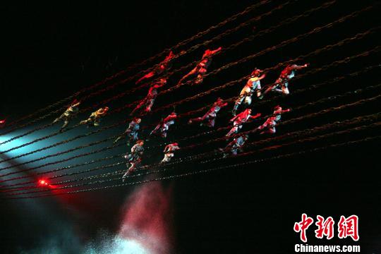 原文配圖:“飛奪瀘定橋”場景。 鄧霞 攝