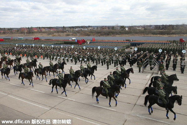 原文配圖:當(dāng)?shù)貢r(shí)間2015年4月22日,俄羅斯莫斯科地區(qū),俄羅斯陸軍騎兵呈方陣隊(duì)形在莫斯科郊外的Alabino踏步前進(jìn),為將于5月9日進(jìn)行的反法西斯勝利70周年大閱兵彩排。