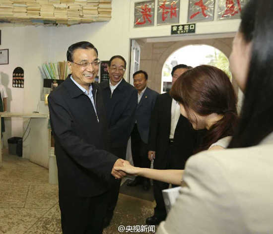 李克強(qiáng)到訪群賢樓一層的“廈大時(shí)光”書店