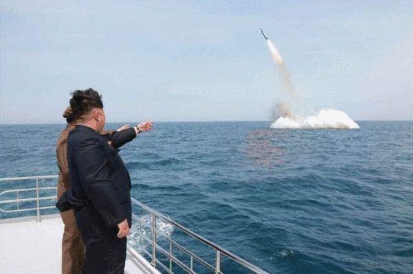 資料圖：　朝中社9日?qǐng)?bào)道，朝鮮戰(zhàn)略潛艇水下成功試射彈道導(dǎo)彈。朝鮮最高領(lǐng)導(dǎo)人金正恩觀摩了試射。