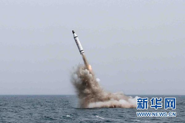 資料圖：　朝中社9日?qǐng)?bào)道，朝鮮戰(zhàn)略潛艇水下成功試射彈道導(dǎo)彈。朝鮮最高領(lǐng)導(dǎo)人金正恩觀摩了試射。