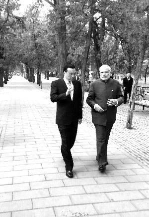 李克強(qiáng)與莫迪昨日在天壇公園散步。新華社新華視點(diǎn)發(fā)