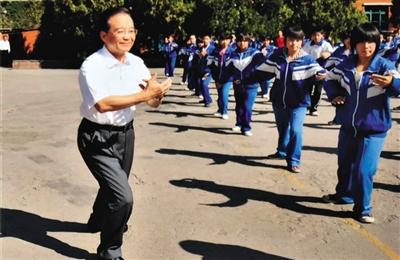 溫家寶5年4次訪河北省興隆縣六道河中學(圖)