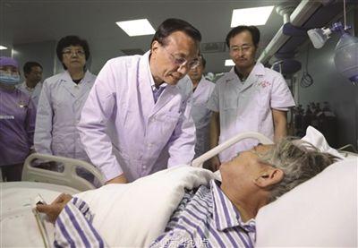 李克強到病房看望獲救65歲老太太(圖)