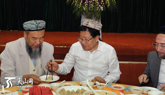 張春賢與各族穆斯林群眾共進(jìn)開(kāi)齋飯