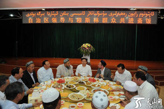 張春賢與各族穆斯林群眾共進(jìn)開(kāi)齋飯