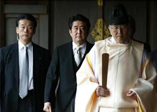 資料圖:安倍晉三參拜靖國神社,重蹈其祖父覆轍。