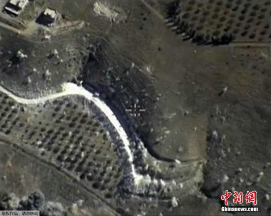 資料圖：俄軍空襲IS現(xiàn)場。