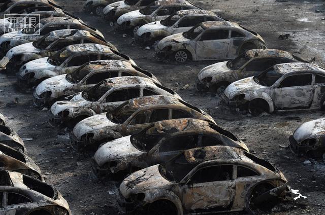 天津爆炸事故已致50人遇難 現(xiàn)場車輛損毀嚴(yán)重
