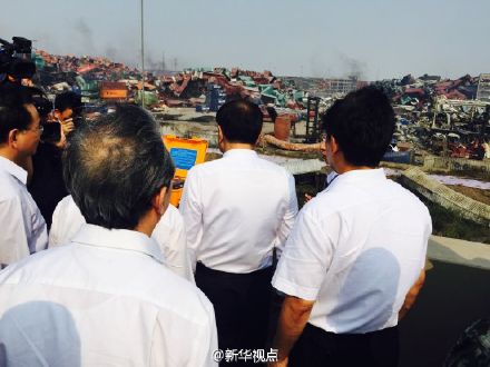 李克強抵達天津爆炸事故現(xiàn)場