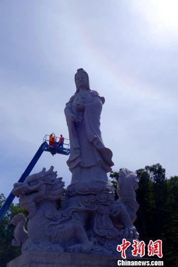 釋普靜法師率眾拈香主法,為佛像灑凈開光。 徐長安 攝