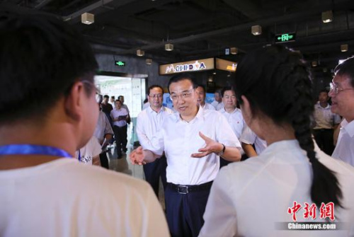 李克強(qiáng)在大連高新區(qū)眾創(chuàng)空間考察。 中新社發(fā) 劉震 攝