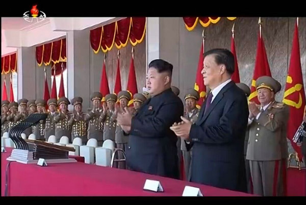 圖為金正恩與劉云山一同在主席臺(tái)上接受全場(chǎng)歡呼。