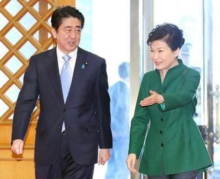 據(jù)報(bào)道,安倍事務(wù)所已向講談社及《現(xiàn)代周刊》編輯部發(fā)出道歉要求書,該文書稱,“該報(bào)道與事實(shí)完全不符,純屬蓄意中傷首相個(gè)人之作。如報(bào)道將招致其他國(guó)家對(duì)我國(guó)外交政策的重大誤解將嚴(yán)重?fù)p害日本的國(guó)家利益,文章性質(zhì)極其惡劣”。資料圖:樸槿惠與安倍在首爾舉行會(huì)晤。