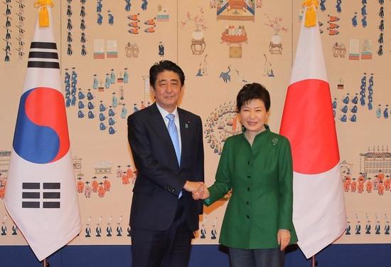 據(jù)日本《每日新聞》11月9日?qǐng)?bào)道,9日發(fā)售的日本雜志《周刊現(xiàn)代》登載了一篇題為“安倍晉三‘樸槿惠面前大失態(tài)’事件始末”的文章,安倍晉三事務(wù)所立即向日本講談社社長(zhǎng)野間省伸及《周刊現(xiàn)代》的責(zé)任編輯發(fā)出文書,要求其立刻撤銷該報(bào)道,對(duì)該事件作出適當(dāng)澄清并向安倍道歉。資料圖:樸槿惠與安倍在首爾舉行會(huì)晤。
