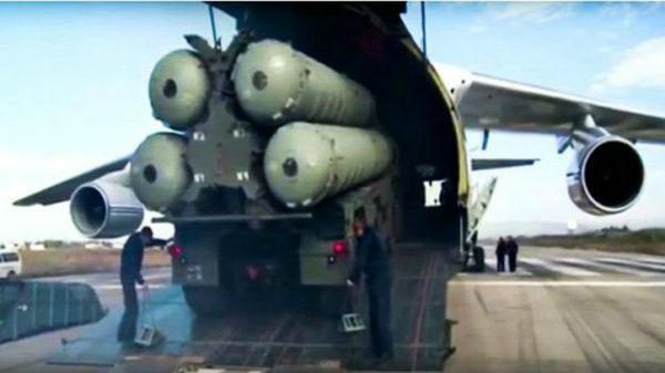 原文配圖:S-400遠(yuǎn)程防空導(dǎo)彈是俄羅斯最先進(jìn)的防空導(dǎo)彈系統(tǒng)。