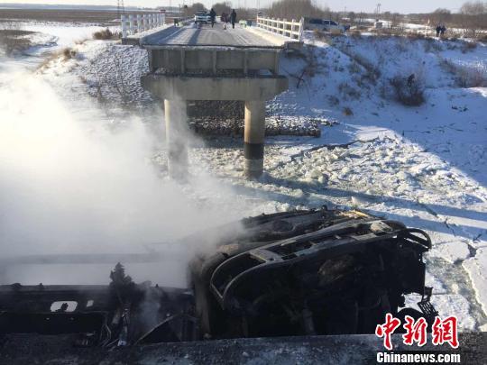 黑龍江一大橋發(fā)生坍塌致2車墜落一人受傷(圖)