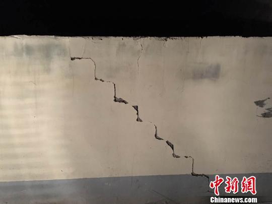 圖為青海省門源縣北山鄉(xiāng)出現(xiàn)的墻體裂縫。 鐘欣 攝