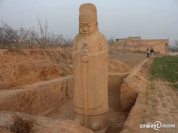 原文配圖：唐中宗定陵南門新發(fā)現(xiàn)的石翁仲。