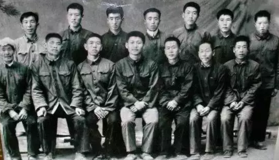 在送習(xí)近平上大學(xué)時，梁家河村民和習(xí)近平的合影（前排中為習(xí)近平）