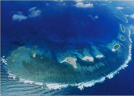 1995年，菲律賓出動海軍，把中國在五方礁，仙娥礁，信義礁，半月礁和仁愛礁等南沙島礁上設立的測量標志炸毀。