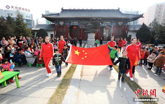 3月1日，“羲皇故里”甘肅天水麥積區(qū)童星禮儀幼兒園舉行傳統(tǒng)儀式感的“開筆禮”，對學前兒童進行尊師崇禮啟蒙式教育。