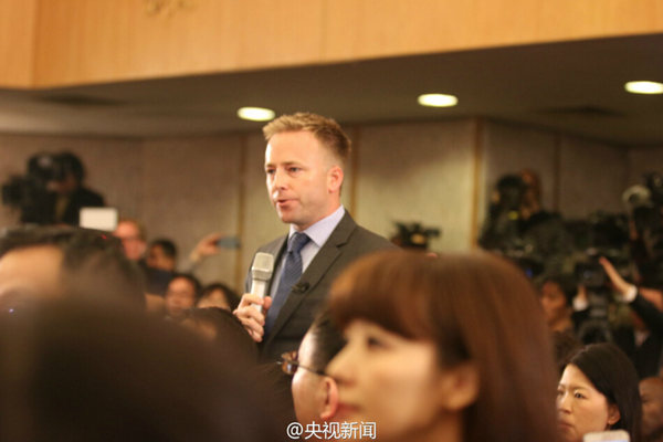 發(fā)布會上,美國CBS記者就中國在南海“軍事部署”提問,傅瑩表示,美國有不少報道稱中國威脅地區(qū)和平,影響航行自由,把這么一個大帽子扣在中國人頭上,容易誤導(dǎo)形勢。傅瑩反問,要說軍事化,在南海進出的先進飛機、軍艦,最多的是不是還是美國的?圖為向傅瑩提問的美國記者。