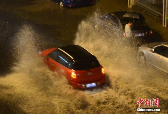 4月24日晚,福州突下大暴雨,市區(qū)許多路段積水成災,給市民出行帶來很大困擾。 中新社記者 王東明 攝
