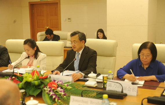 圖為外交部副部長劉振民會見美國媒體代表團談南海問題。