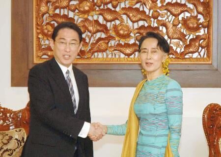 日本外相岸田文雄當(dāng)?shù)貢r(shí)間5月3日與緬甸國家顧問兼外長(zhǎng)昂山素季在該國首都內(nèi)比都舉行會(huì)談,并邀請(qǐng)其盡早訪問日本。日本共同社5月3日?qǐng)?bào)道稱,昂山素季稱“希望下次在日本見面”,暗示將積極考慮訪日事宜。岸田則向昂山素季轉(zhuǎn)告稱,“(日方)將官民一體全面支持”由其實(shí)際執(zhí)掌的緬甸政府。