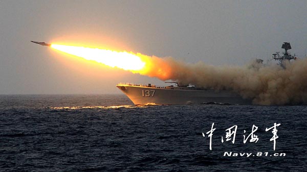 在我海軍編隊(duì)與俄羅斯展開聯(lián)合登陸演習(xí)的同時(shí),我海軍東海艦隊(duì)和部分北海、南海艦隊(duì)以及空軍作戰(zhàn)兵力共同在東海�?沼蛘归_了聯(lián)合大規(guī)模實(shí)兵對(duì)抗演練,這次演習(xí)中有上百艘艦艇、數(shù)十架飛機(jī)、以及空中、岸基兵力參加。演習(xí)中發(fā)射了各型導(dǎo)彈、魚雷近百枚,發(fā)射各類炮彈、干擾彈數(shù)百發(fā)。圖為演習(xí)現(xiàn)場(chǎng)。