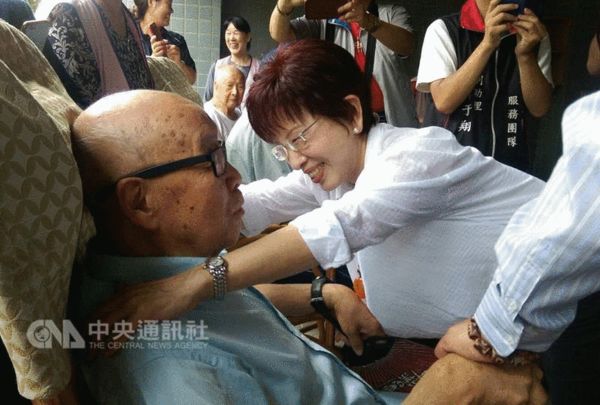 圖為國民黨主席洪秀柱探視老榮民。(圖片來源:“中央社”)