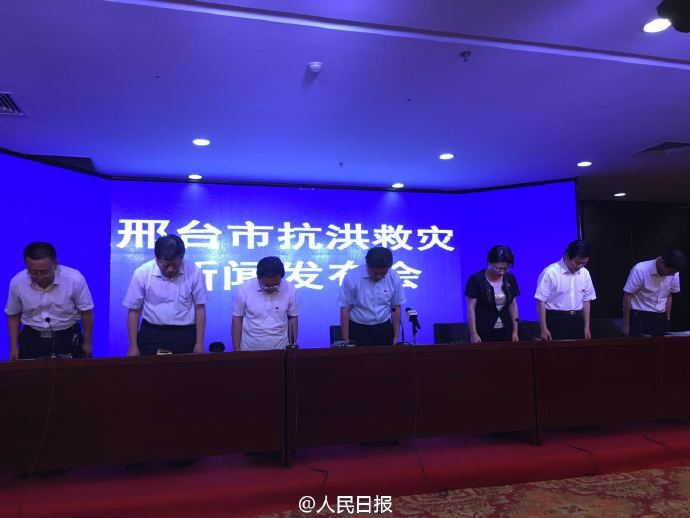 董曉宇表示,邢臺(tái)市對(duì)這次短時(shí)、強(qiáng)降雨,強(qiáng)度之大、來勢之猛,預(yù)判不足;由于多年來未發(fā)生大的洪災(zāi),各級(jí)干部抗大洪、搶大險(xiǎn)、救大災(zāi)的應(yīng)急能力不足;災(zāi)情統(tǒng)計(jì)、核實(shí)、上報(bào)不及時(shí)、不準(zhǔn)確。