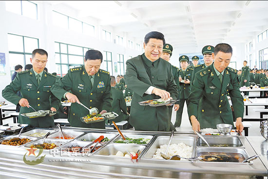 2012年12月10日,中共中央總書(shū)記、中共中央軍委主席習(xí)近平在廣州軍區(qū)某裝步營(yíng),與官兵共進(jìn)午餐。記者周朝榮攝