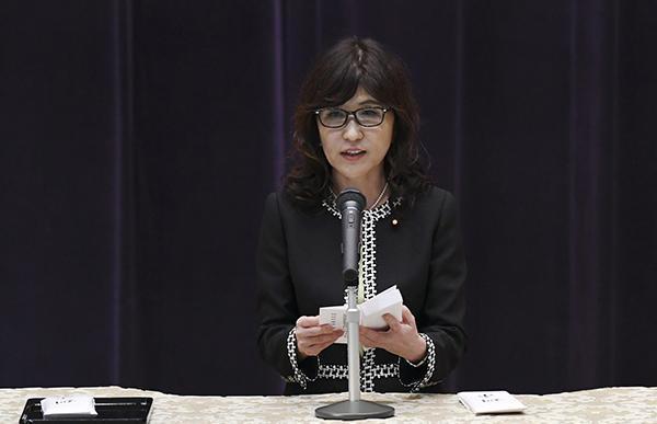 質(zhì)詢難招架 日本防衛(wèi)大臣首次國(guó)會(huì)答辯被問哭