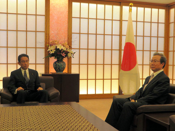 8月9日,日本外相岸田文雄在外務(wù)省緊急召見(jiàn)中國(guó)駐日大使程永華