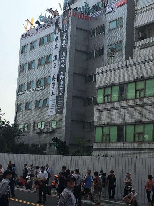 蔡英文不理百姓陳情 民眾下跪后才勉強(qiáng)接陳情書