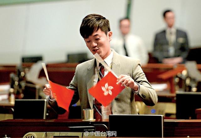 “港獨(dú)”議員倒插國旗區(qū)旗 遭驅(qū)逐議場(圖)