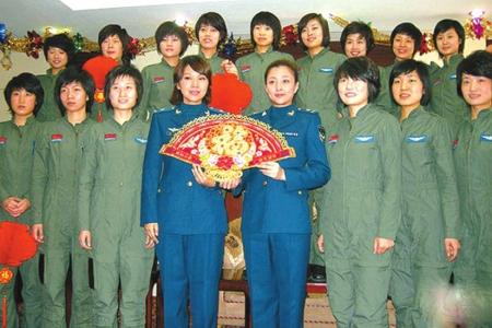 殲10女飛行員犧牲:彈射時撞僚機(jī)副翼致跳傘失敗