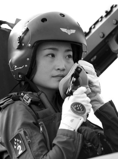 殲擊機(jī)女飛行員余旭