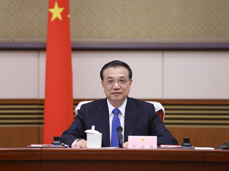 1月18日,國務院總理李克強主持召開國務院第六次全體會議,討論擬提請十二屆全國人大五次會議審議的政府工作報告,決定將《政府工作報告(征求意見稿)》發(fā)往各�。▍^(qū)、市)和中央國家機關有關部門、單位征求意見。
