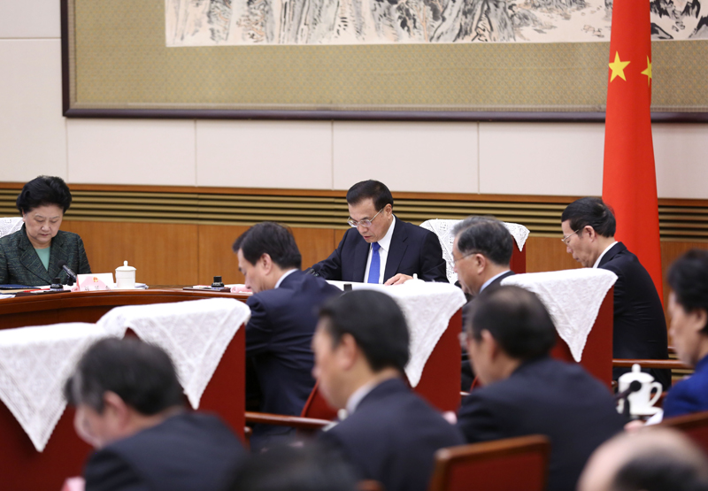 1月18日,國務院總理李克強主持召開國務院第六次全體會議,討論擬提請十二屆全國人大五次會議審議的政府工作報告,決定將《政府工作報告(征求意見稿)》發(fā)往各省(區(qū)、市)和中央國家機關有關部門、單位征求意見。